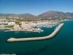 Pai britânico cai para a morte da varanda de um hotel espanhol no sexto andar enquanto sua esposa e dois filhos dormiam A polícia está investigando a morte de um turista britânico que morreu após mergulhar da varanda do sexto andar de seu hotel na Costa del Sol