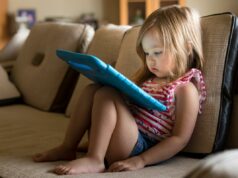 Pais da geração Y e da geração Z dizem que o tempo de tela prejudica a conexão entre pais e filhos Pais da geração Y e da geração Z dizem que o tempo de tela prejudica a conexão entre pais e filhos