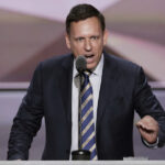 Foto por: zz/Andrea Renault/STAR MAX/IPx 2025 9/11/25 Atmosfera em 11 de setembro de 2025 nos corredores do lado de fora dos tribunais de imigração no Federal Plaza em Lower Manhattan, cidade de Nova York. Os não-cidadãos chegam para acompanhar o seu estatuto de imigração, enquanto os agentes da Imigração e Alfândega dos EUA (ICE) aguardam para analisar e possivelmente deter quem estiver comparecendo às suas visitas e audiências. Os agentes têm uma lista de indivíduos específicos que pretendem deter. Esta mulher grávida foi detida hoje apesar dos protestos de vários voluntários que temiam pela sua saúde e bem-estar. (Nova Iorque)