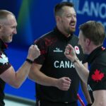 Os canadenses Brad Jacobs, Marc Kennedy, Brett Gallant e Ben Hebert em ação durante a sessão round robin de curling masculino contra a Suécia, nos Jogos Olímpicos de Inverno de 2026