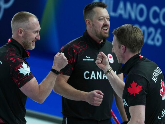 Os canadenses Brad Jacobs, Marc Kennedy, Brett Gallant e Ben Hebert em ação durante a sessão round robin de curling masculino contra a Suécia, nos Jogos Olímpicos de Inverno de 2026