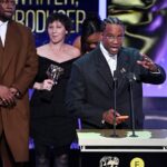 'Palestina Livre' é cortado da transmissão da BBC do discurso do diretor de 'My Father's Shadow', Akinola Davies Jr.