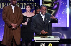 ‘Palestina Livre’ é cortado da transmissão da BBC do discurso do diretor de ‘My Father’s Shadow’, Akinola Davies Jr. 'Palestina Livre' é cortado da transmissão da BBC do discurso do diretor de 'My Father's Shadow', Akinola Davies Jr.