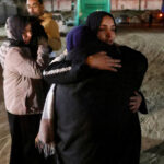 Palestinos retornam a Gaza após reabertura limitada da passagem de Rafah