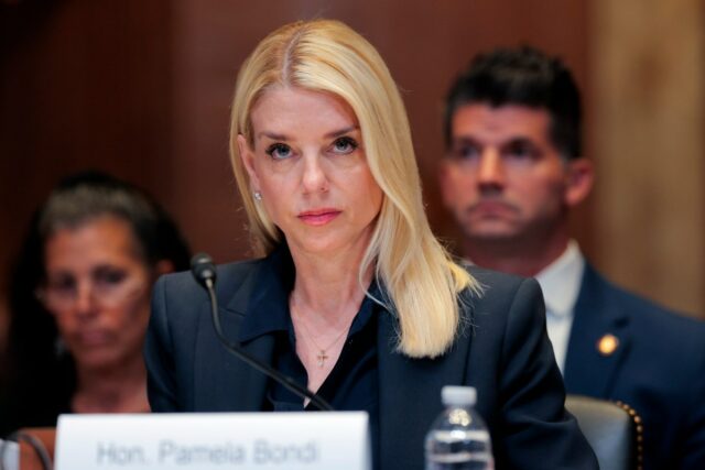 Pam Bondi admite erros sobre arquivos de Epstein

