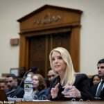 A administração Trump e sua AG Pam Bondi (foto) têm divulgado milhões de e-mails, fotos e documentos relacionados ao caso contra o financista Jeffrey Epstein.