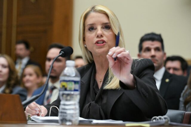 Pam Bondi enfrenta ameaça de intimação do democrata com provas intermediárias à vista
