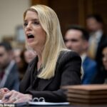 A procuradora-geral Pam Bondi testemunha perante o Comitê do Judiciário da Câmara durante uma audiência de supervisão, no Rayburn House Office Building em Washington, DC, em 11 de fevereiro de 2026