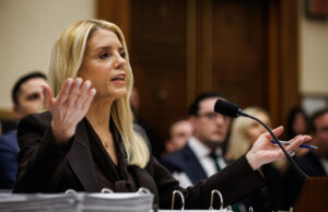 Pam Bondi perde a cabeça na audiência de Epstein Pam Bondi perde a cabeça na audiência de Epstein