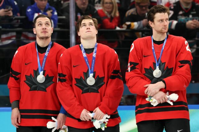 Para Macklin Celebrini, as coisas estão prestes a mudar após MILÃO, ITÁLIA - 22 DE FEVEREIRO: O nº 74 dos EUA Jaccob Slavin (2L) e o nº 17 do Canadá Macklin Celebrini disputam o disco durante a partida masculina de hóquei no gelo pela medalha de ouro entre Canadá e EUA na Arena de Hóquei no Gelo Milano Santagiulia durante os Jogos Olímpicos de Inverno de Milano Cortina 2026 em 22 de fevereiro de 2026 em Milão, Itália. (Foto de Julien de Rosa - Piscina/Getty Images)