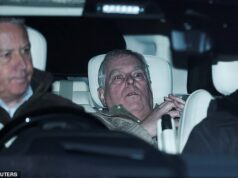 Parecendo abatido, envergonhado e assombrado, Andrew é libertado da custódia policial 11 horas depois de sua prisão ter mergulhado a monarquia moderna no mais grave perigo. Andrew parecia apavorado depois de ser libertado da custódia policial na noite de quinta-feira