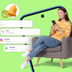 um telefone na mão exibindo uma notificação de um jogo para celular