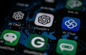 Parlamento Europeu bloqueia IA em dispositivos de legisladores, citando riscos de segurança This illustration picture shows the AI (Artificial Intelligence) smartphone app ChatGPT surrounded by other AI App in Vaasa, on June 6, 2023.