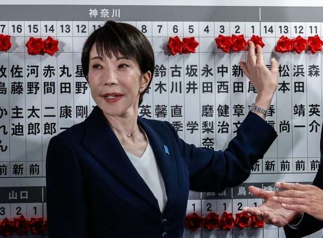 OSAKA, JAPÃO - 08 DE FEVEREIRO: Um eleitor vota em uma seção eleitoral em 8 de fevereiro de 2026 em Osaka, Japão. Eleitores de todo o país foram às urnas hoje, durante as eleições para a Câmara Baixa do Japão. (Foto de Buddhika Weerasinghe/Getty Images)