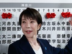 Partido do primeiro-ministro japonês se prepara para vitória esmagadora nas eleições Sanae Takaichi coloca uma rosa vermelha no nome de um de seus candidatos vencedores na sede do partido LDP.