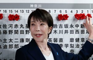 Partido do primeiro-ministro japonês se prepara para vitória esmagadora nas eleições Sanae Takaichi coloca uma rosa vermelha no nome de um de seus candidatos vencedores na sede do partido LDP.