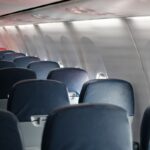Fileiras de assentos em avião vazio