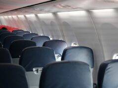 Passageiro de avião entusiasmado com possível atualização – até olhar a lista: ‘Idiota’ Fileiras de assentos em avião vazio