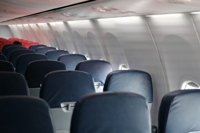 Fileiras de assentos em avião vazio
