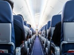 Passageiro de primeira classe animado para voar – até olhar para cima: ‘Direto para a prisão’ Passengers traveling by a plane, shot from the inside of an airplane