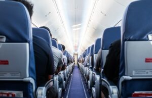 Passageiro do sudoeste chocado com novos assentos ‘ilógicos’: ‘Maximizando o desconforto’ Passengers traveling by a plane, shot from the inside of an airplane