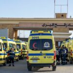 Ambulâncias fazem fila para entrar no portão egípcio da passagem de Rafah, a caminho da Faixa de Gaza.