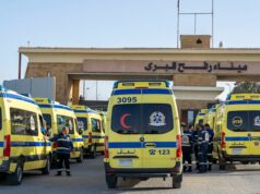 Passagem fronteiriça de Rafah com o Egito reabre para tráfego limitado em passo fundamental para o cessar-fogo Ambulâncias fazem fila para entrar no portão egípcio da passagem de Rafah, a caminho da Faixa de Gaza.