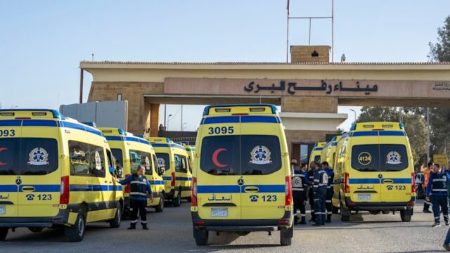 Ambulâncias fazem fila para entrar no portão egípcio da passagem de Rafah, a caminho da Faixa de Gaza.