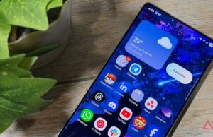 Passei um ano com o Galaxy S25 Ultra e está claro o que o S26 Ultra precisa Samsung Galaxy S25 Ultra encostado na grama