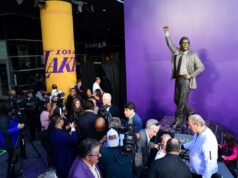 Pat Riley ‘grato’ por ser homenageado com estátua do Lakers Pat Riley 'grato' por ser homenageado com estátua do Lakers
