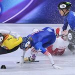 Patinadora de velocidade sofre uma lesão horrível depois que a lâmina do oponente corta acima de seu olho nas Olimpíadas de Inverno