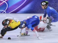 Patinadora de velocidade sofre uma lesão horrível depois que a lâmina do oponente corta acima de seu olho nas Olimpíadas de Inverno Patinadora de velocidade sofre uma lesão horrível depois que a lâmina do oponente corta acima de seu olho nas Olimpíadas de Inverno
