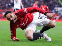 Patrick Dorgu e Lisandro Martinez reagem à mensagem de Matheus Cunha após vitória do Manchester United Matheus Cunha walks off after a victory