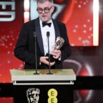 Paul Thomas Anderson diz 'Eu me sinto como a garota mais bonita da sala' depois de ganhar o prêmio BAFTA de melhor diretor, dedica o prêmio ao falecido produtor de 'One Battle', Adam Somner