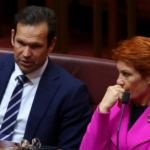 A líder de uma nação, a senadora Pauline Hanson, durante uma conferência de imprensa no Parlamento em Canberra, na segunda-feira, 19 de janeiro de 2026.