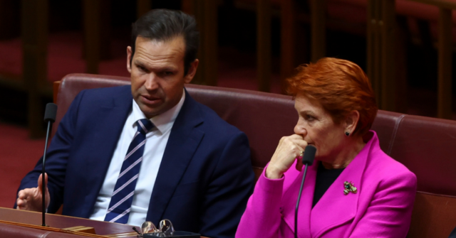 A líder de uma nação, a senadora Pauline Hanson, durante uma conferência de imprensa no Parlamento em Canberra, na segunda-feira, 19 de janeiro de 2026.