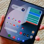 Melhor imagem de recurso AP de telefones dobráveis ​​com Samsung Galaxy Z Fold 6 à esquerda e Motorola Razr + (2024) à esquerda