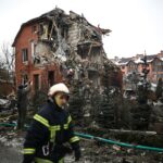 Equipes de resgate ucranianas trabalham no local de uma casa fortemente danificada após um ataque aéreo em Sofiivska Borshchagivka, região de Kiev, em 22 de fevereiro de 2026, em meio à invasão russa da Ucrânia.