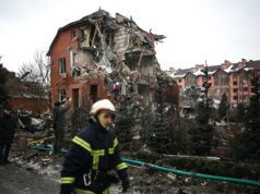 Pelo menos um morto em ataques russos em larga escala ao setor energético da Ucrânia Equipes de resgate ucranianas trabalham no local de uma casa fortemente danificada após um ataque aéreo em Sofiivska Borshchagivka, região de Kiev, em 22 de fevereiro de 2026, em meio à invasão russa da Ucrânia.