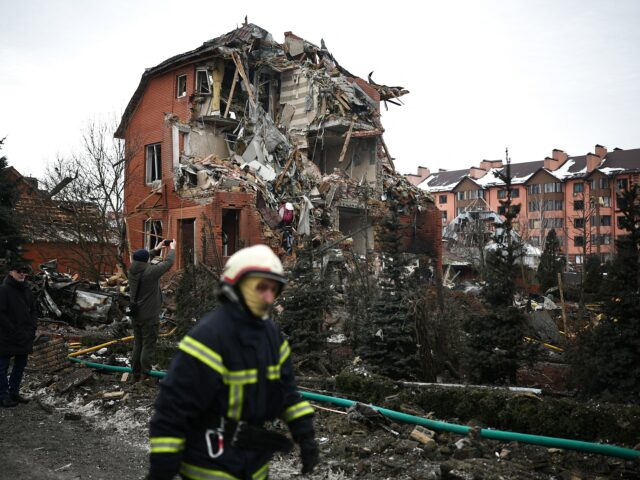 Equipes de resgate ucranianas trabalham no local de uma casa fortemente danificada após um ataque aéreo em Sofiivska Borshchagivka, região de Kiev, em 22 de fevereiro de 2026, em meio à invasão russa da Ucrânia.