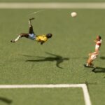 Pequenos momentos icônicos do futebol feitos com embalagens de chicletes gritam “Fútbol Is Life” no LACMA