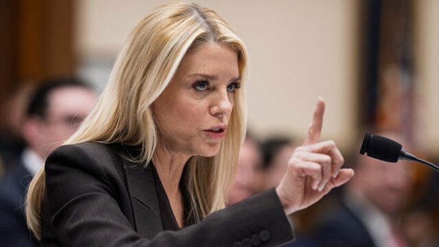 A procuradora-geral Pam Bondi testemunhou perante uma audiência de supervisão do Comitê Judiciário da Câmara em Washington na quarta-feira.