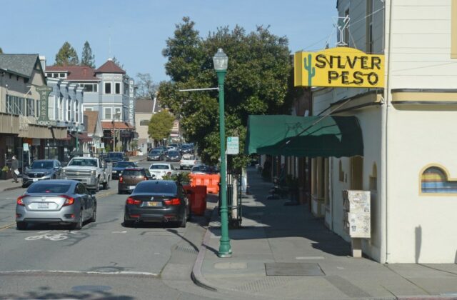 Peso de Prata de Larkspur inicia novo capítulo O proprietário e barman de longa data, Rebel Lee, vendeu o Silver Peso.