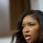 Pesquisa: Deputada Jasmine Crockett lidera primária no Senado Democrata do Texas