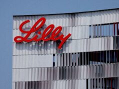Pessoas desistiram do novo teste do medicamento GLP-1 da Eli Lilly porque perderam muito peso O logotipo vermelho da Eli Lilly é exibido em um edifício moderno em San Diego.
