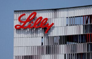 Pessoas desistiram do novo teste do medicamento GLP-1 da Eli Lilly porque perderam muito peso O logotipo vermelho da Eli Lilly é exibido em um edifício moderno em San Diego.