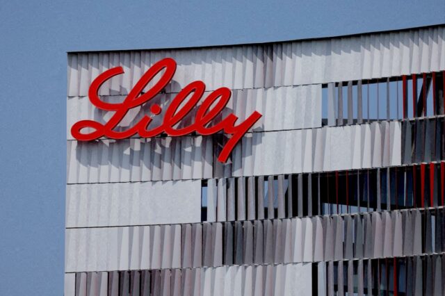 O logotipo vermelho da Eli Lilly é exibido em um edifício moderno em San Diego.