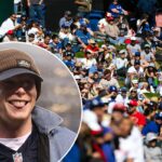 Pete Crow-Armstrong vestindo uma camisa do Chicago Bears, sorrindo, com neve caindo ao seu redor.