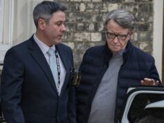 Peter Mandelson condena a polícia por prendê-lo por ‘sugestão infundada de que ele planejava deixar o país’ para morar nas Ilhas Virgens Britânicas Lord Peter Mandelson condenou a polícia por o ter prendido e afirmou que a sua acção foi motivada por uma sugestão “infundada” de que ele planeava abandonar a Grã-Bretanha.
