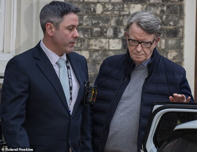 Peter Mandelson condena a polícia por prendê-lo por 'sugestão infundada Lord Peter Mandelson condenou a polícia por o ter prendido e afirmou que a sua acção foi motivada por uma sugestão “infundada” de que ele planeava abandonar a Grã-Bretanha.